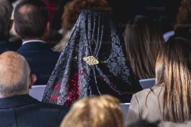 Tradición y Fe: Mujer con Mantilla en Misa - Banco de imágenes católicas - Fotografía por Diócesis de Córdoba