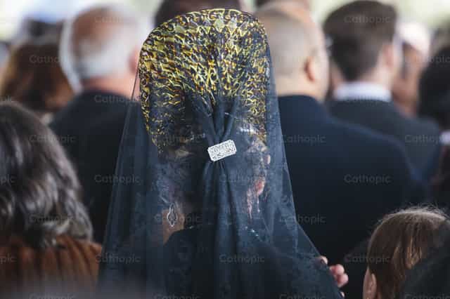 Tradición viva: Detalle de Mantilla y Peineta - Banco de imágenes católicas - Fotografía por Diócesis de Córdoba