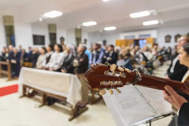 Música y Alabanza: La Guitarra en la Eucaristía - Banco de imágenes católicas - Fotografía por Diócesis de Córdoba
