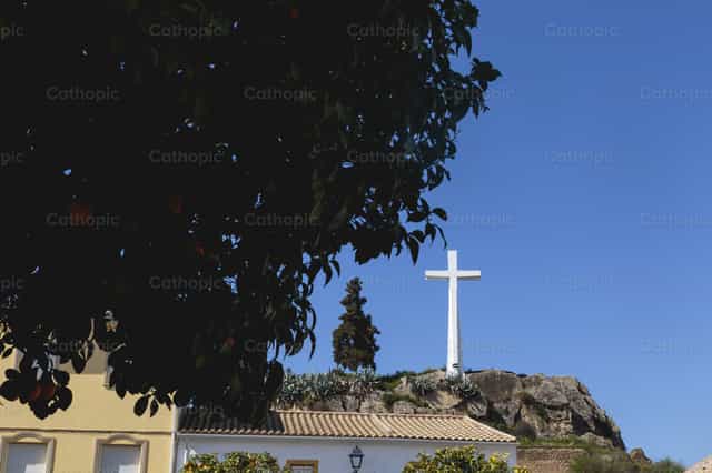 La Cruz en el Monte: Símbolo de Esperanza - Banco de imágenes católicas - Fotografía por Diócesis de Córdoba