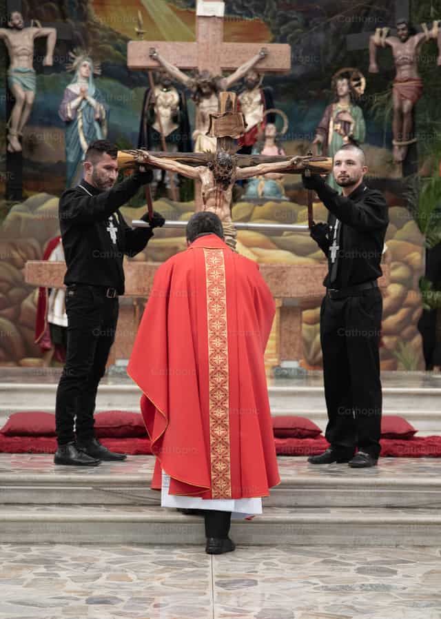 Cristo crucificado erguido durante a celebração - Imagens católicas de stock - Foto de Carolina BR