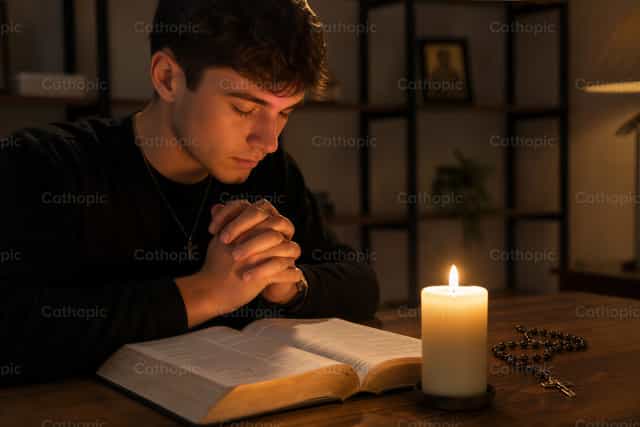 Oração Silenciosa à Noite - Imagens católicas de stock - Foto de Roko Rep