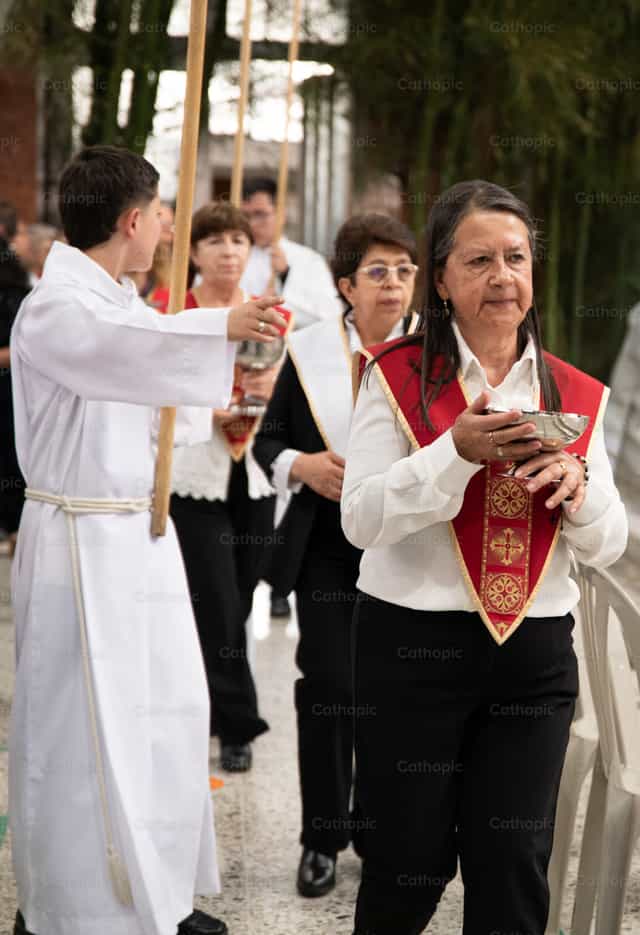 Ministros con copones en procesión de comunión - Banco de imágenes católicas