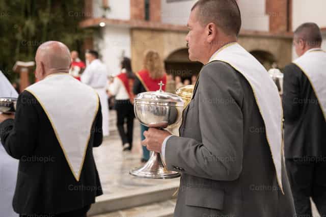 Ministros estraordinarios de la Eucaristía - Banco de imágenes católicas - Fotografía por Carolina BR
