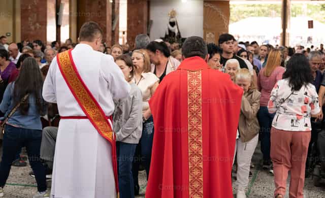 A priest and a deacon distributing Communion - Catholic stock images - Photo by Carolina BR