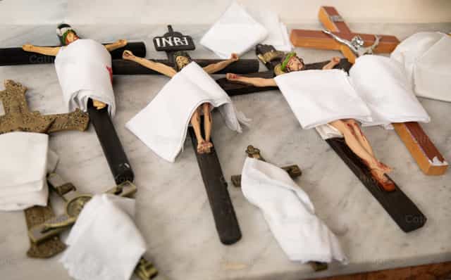 Crucifixos para as devoções da Sexta-feira Santa - Imagens católicas de stock