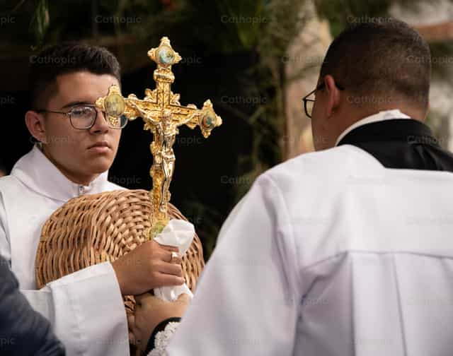 Joven acólito con cruz en procesión - Banco de imágenes católicas - Fotografía por Carolina BR