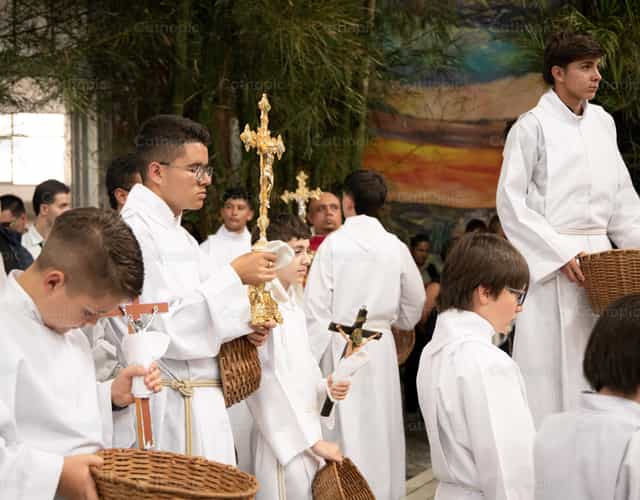 Monaguillo, acolito, niño, cruz, canasta, iglesia - Banco de imágenes católicas - Fotografía por Carolina BR