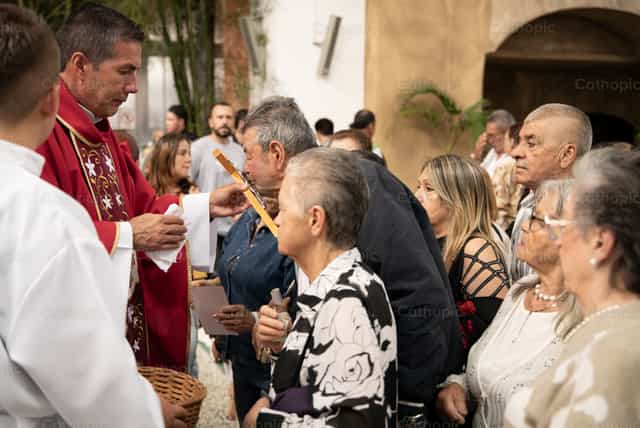Sacerdote acompaña veneración de la cruz - Banco de imágenes católicas - Fotografía por Carolina BR