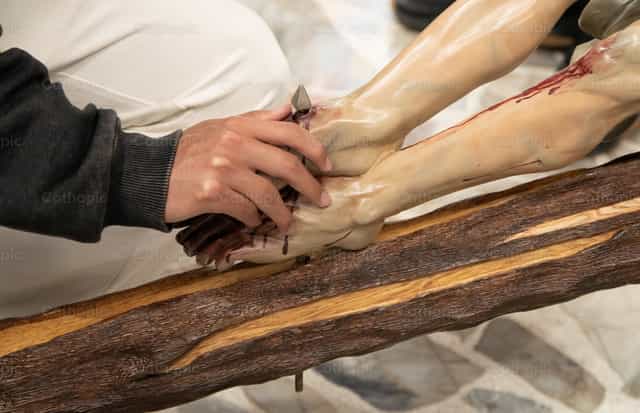Detalle de pies de Cristo con clavos - Banco de imágenes católicas