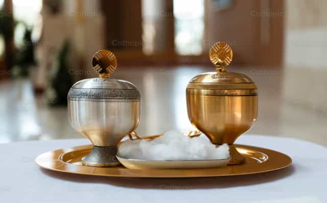 Aceites sagrados y algodón preparados para un ritual de bautismo - Banco de imágenes católicas - Fotografía por Antonio Gravante