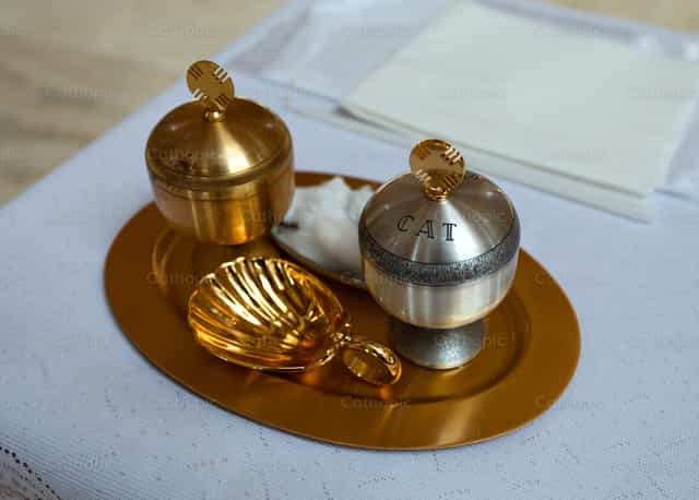 Objetos rituales para el bautismo, agua bendita y sal, preparación de los sacramentos - Banco de imágenes católicas - Fotografía por Antonio Gravante