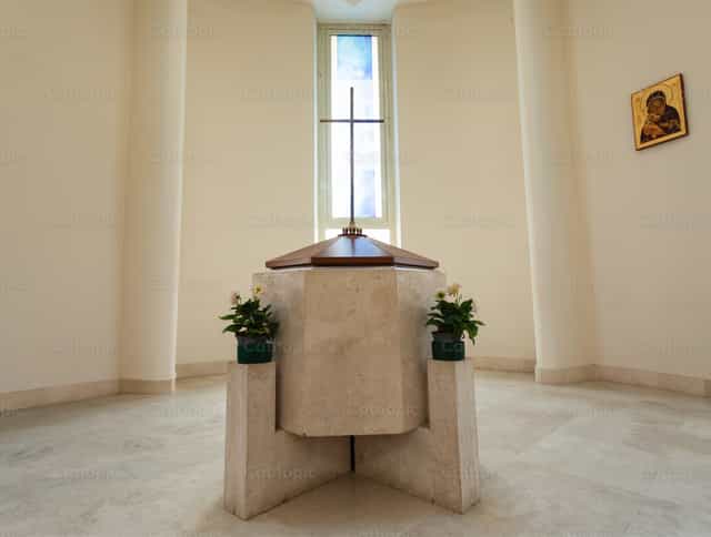 Fonts baptismaux à l’intérieur d’une église chrétienne moderne - Images catholiques de stock