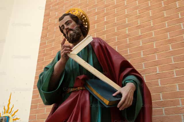 Statue de saint Joseph tenant une équerre de charpentier et un livre - Images catholiques de stock