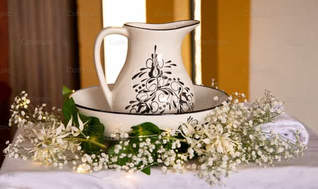 Jarra bautismal con flores blancas - Banco de imágenes católicas