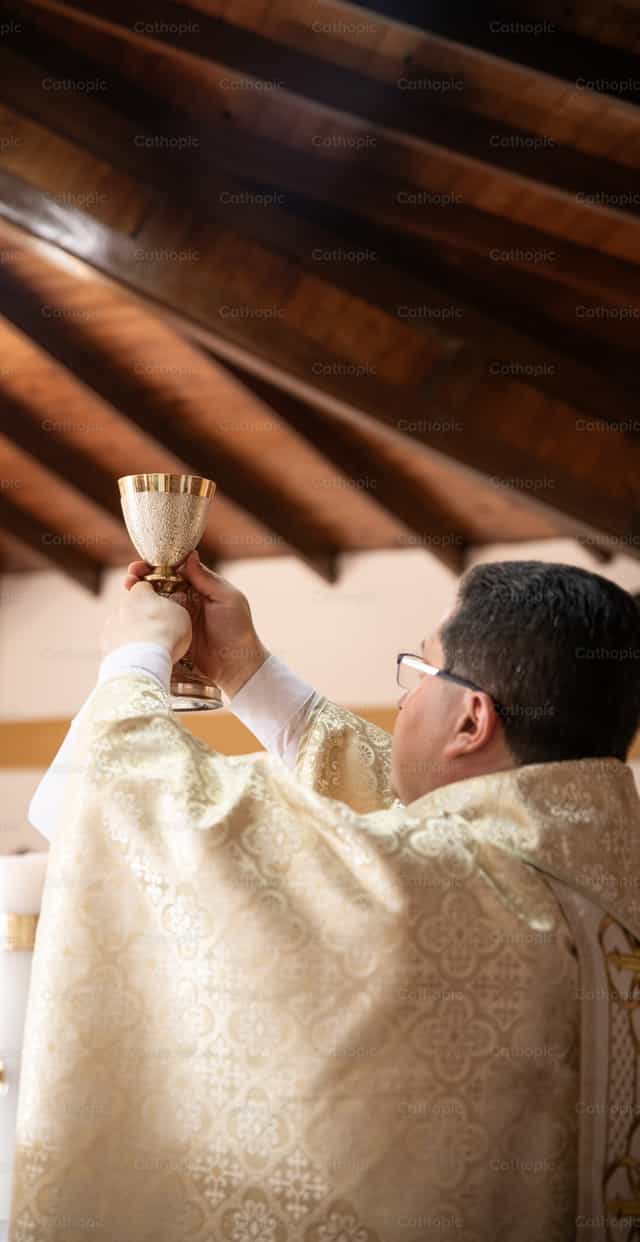 성체성사 중 잔의 거양 - 가톨릭 스톡 이미지 - 사진 제공 Carolina BR