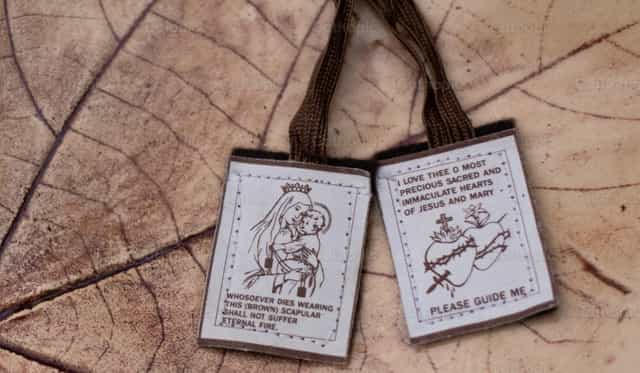 Escapulario del Carmen sobre hoja seca - Banco de imágenes católicas