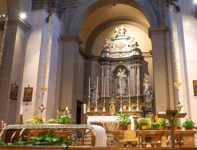 Altar del Santuario Arzobispal de San José en Milán - Banco de imágenes católicas - Fotografía por Pierluigi Palazzi