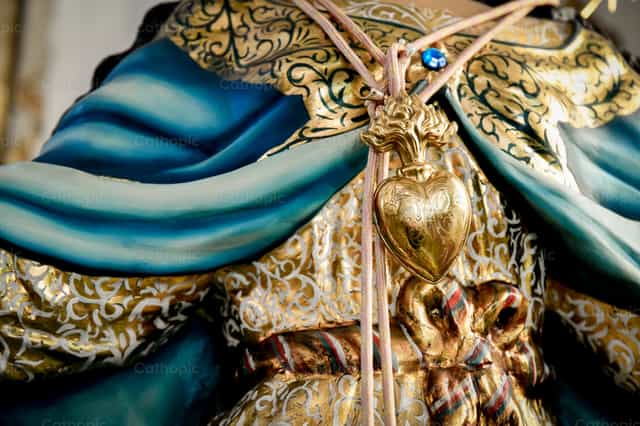 Sacred Heart Ornament on Marian Statue - Catholic stock images - Photo by Carolina BR