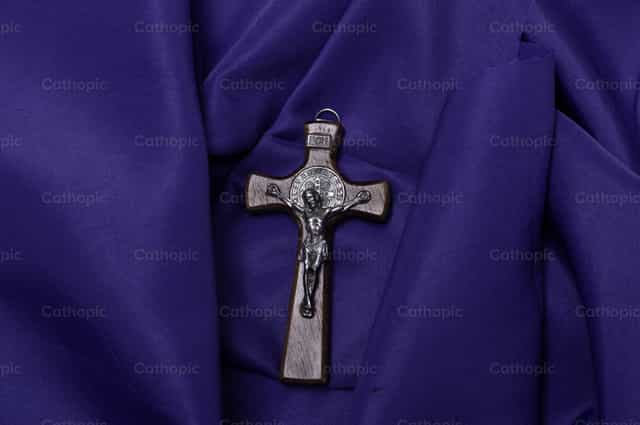 Cruz sobre fondo morado - Banco de imágenes católicas - Fotografía por Carolina BR