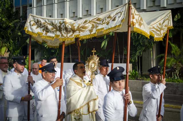 Procesion de Corpus Christi - Banco de imágenes católicas