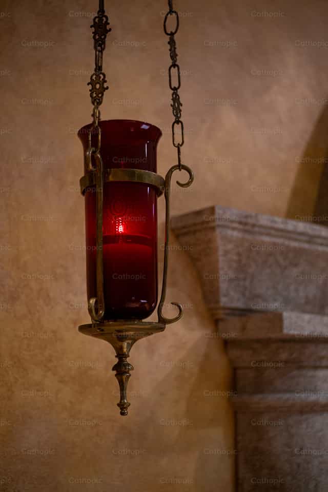 Sanctuariumlamp in de kapel - Katholieke stockfoto's