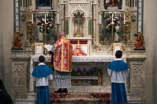 El sacerdote lee el Evangelio - Banco de imágenes católicas