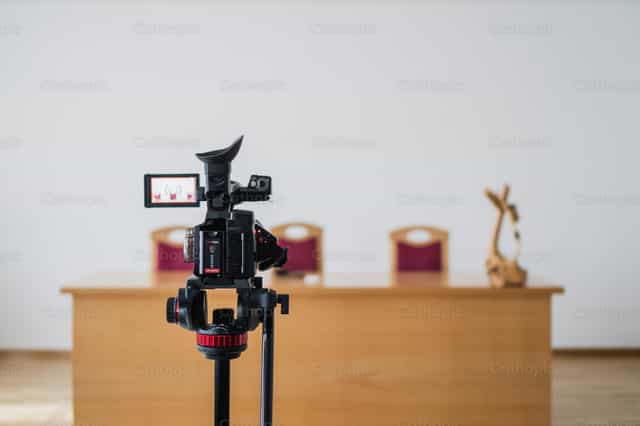 Camara sobre tripode - Banco de imágenes católicas - Fotografía por Jakov Pleše