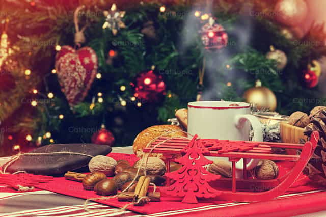 Taza de té caliente con de árbol de navidad - Banco de imágenes católicas - Fotografía por Antonio Gravante