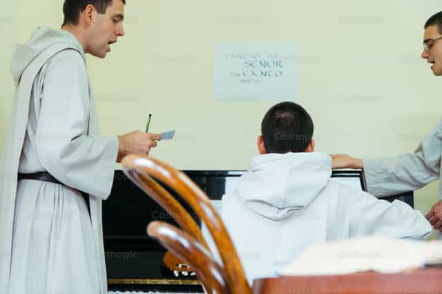 Coro de monjes Verbum Spei - Banco de imágenes católicas - Fotografía por Almures Studio