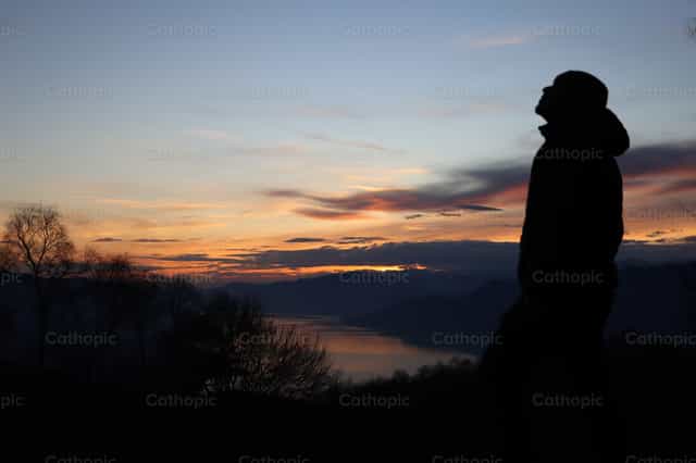 Silueta de hombre en atardecer - Banco de imágenes católicas - Fotografía por Frames Cristianos