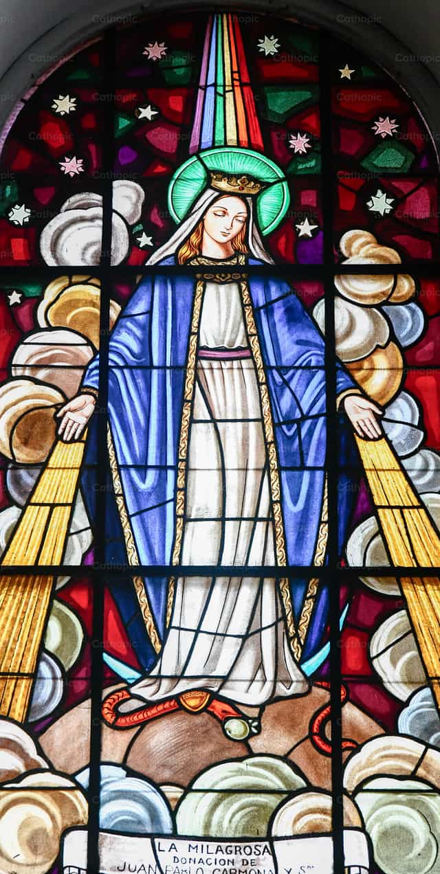 Vidriera de la Virgen María de la Medalla Milagrosa - Banco de imágenes católicas - Fotografía por Carolina BR