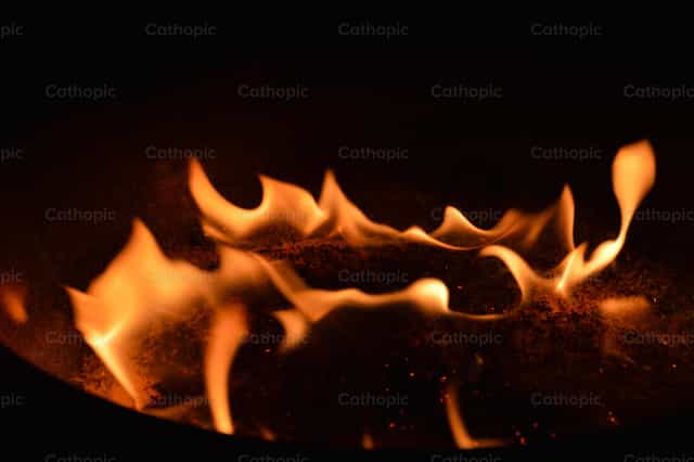 The light of faith in the sacred fire - Catholic stock images - Photo by Jose Conejo Saenz