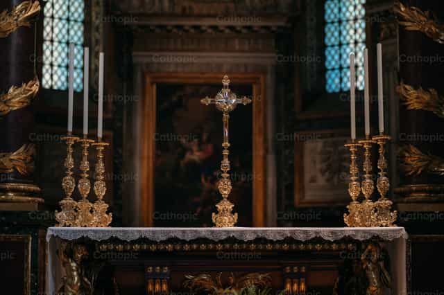 Cruz alta - Banco de imágenes católicas