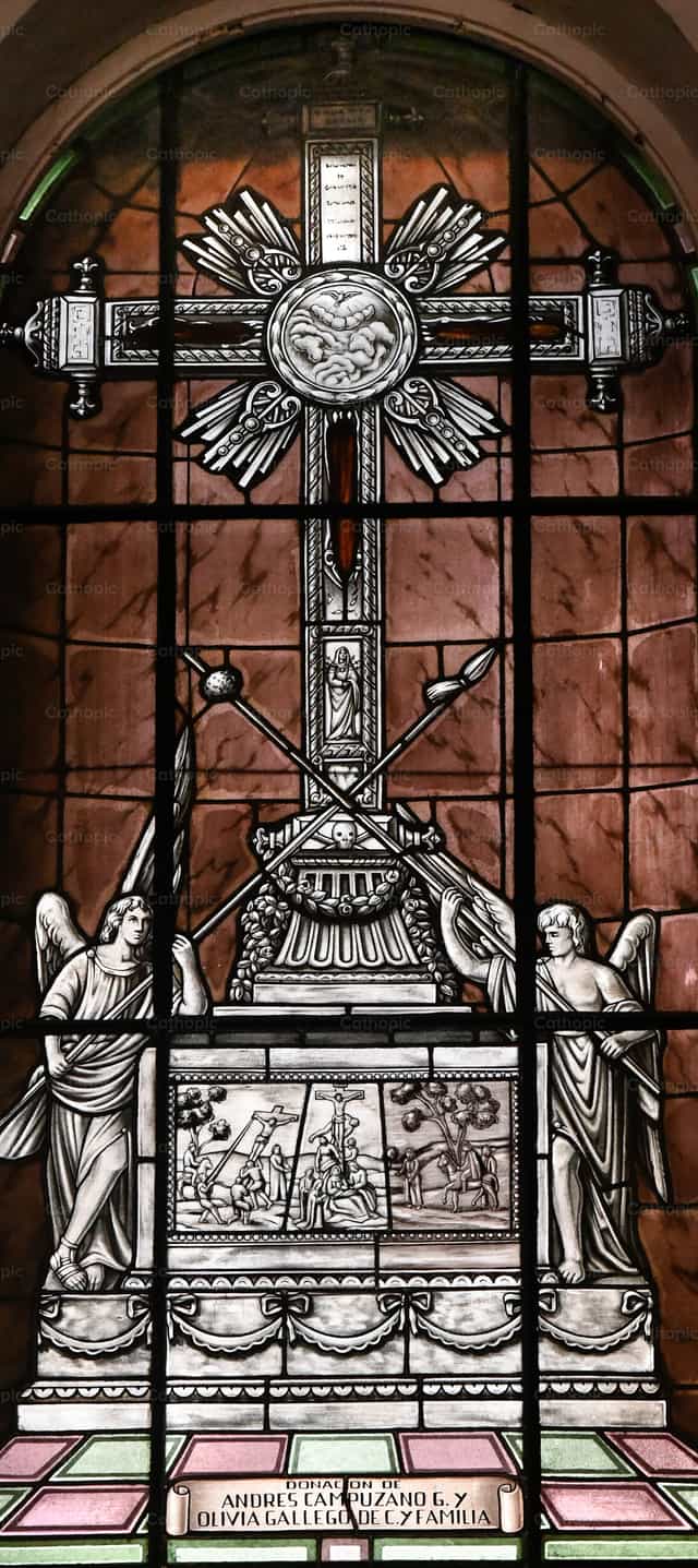 Vidriera con una cruz litúrgica y símbolos del altar - Banco de imágenes católicas