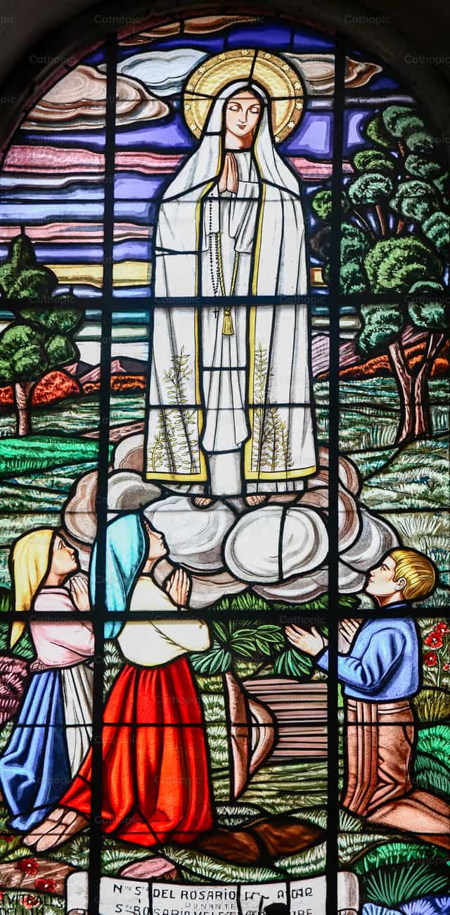 Virgen de Fátima apareciendo a los pastorcitos - Banco de imágenes católicas - Fotografía por Carolina BR