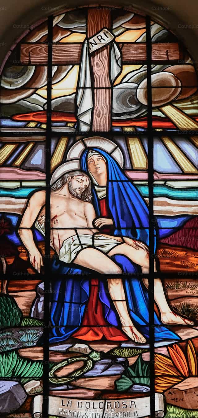 La Dolorosa sosteniendo a Cristo muerto - Banco de imágenes católicas - Fotografía por Carolina BR