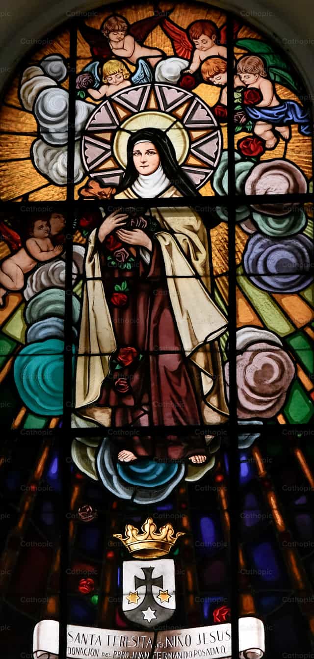 Si Santa Thérèse na napapalibutan ng mga rosas at mga anghel - Mga Catholic stock image