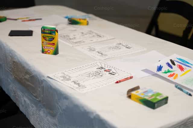 Mesa para colorear para niños - Banco de imágenes católicas - Fotografía por Nicole Olea