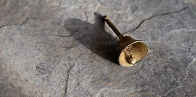 Sino litúrgico montado sobre uma base de pedra - Imagens católicas de stock - Foto de Carolina BR