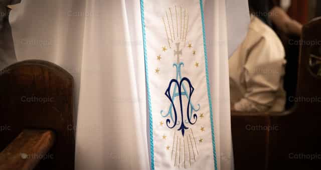 Bordado mariano en casulla - Banco de imágenes católicas - Fotografía por Carolina BR