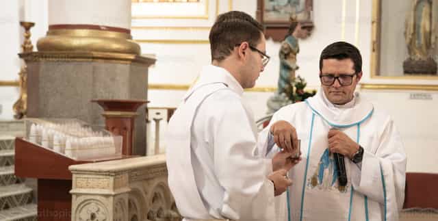 Preparación de santos óleos - Banco de imágenes católicas