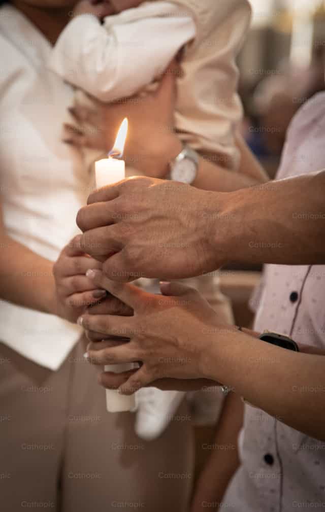 Vela encendida en bautismo - Banco de imágenes católicas