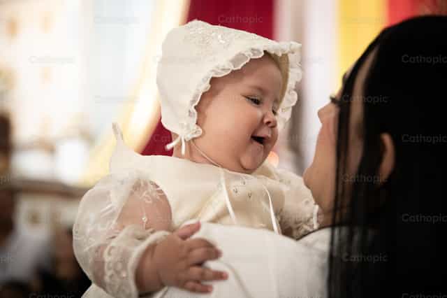 Alegría tras el bautismo - Banco de imágenes católicas - Fotografía por Carolina BR