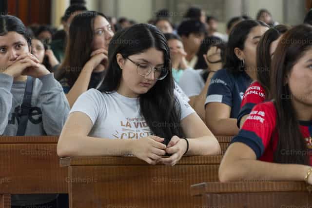 Jóvenes orando - Banco de imágenes católicas - Fotografía por Antonella Ullauri