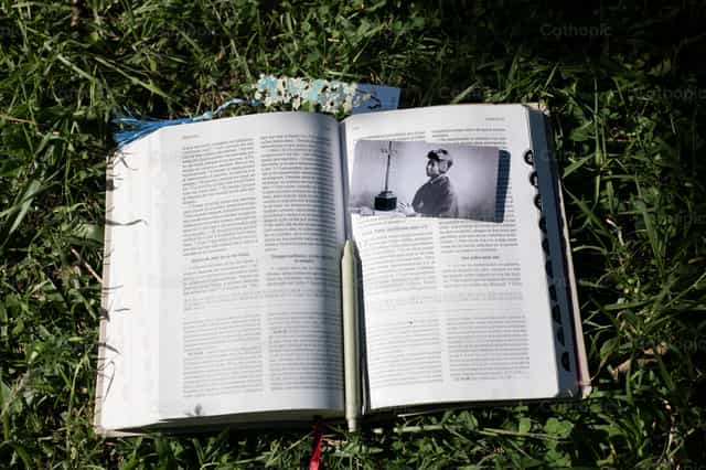 Estampa de Santa Josefina Bakhita sobre Biblia - Banco de imágenes católicas - Fotografía por Carolina BR