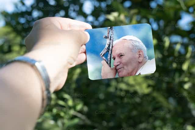 Estampa de San Juan Pablo II en la naturaleza - Banco de imágenes católicas