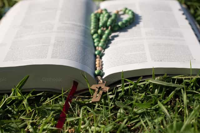 Rosario verde sobre Biblia abierta - Banco de imágenes católicas