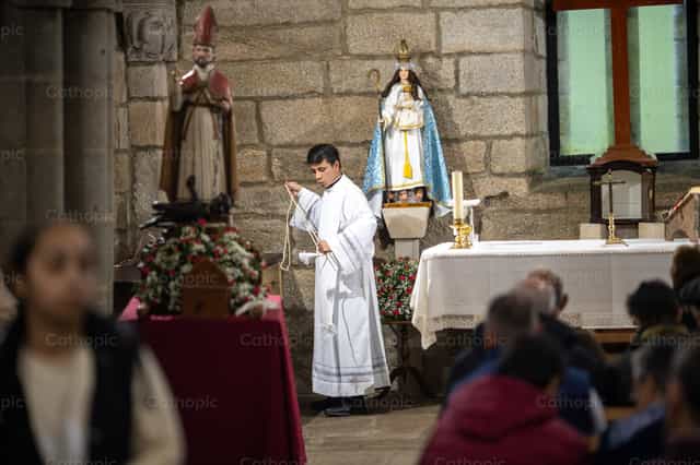 Sacerdote preparándose para la misa - Banco de imágenes católicas - Fotografía por Yandry Fernández Perdomo