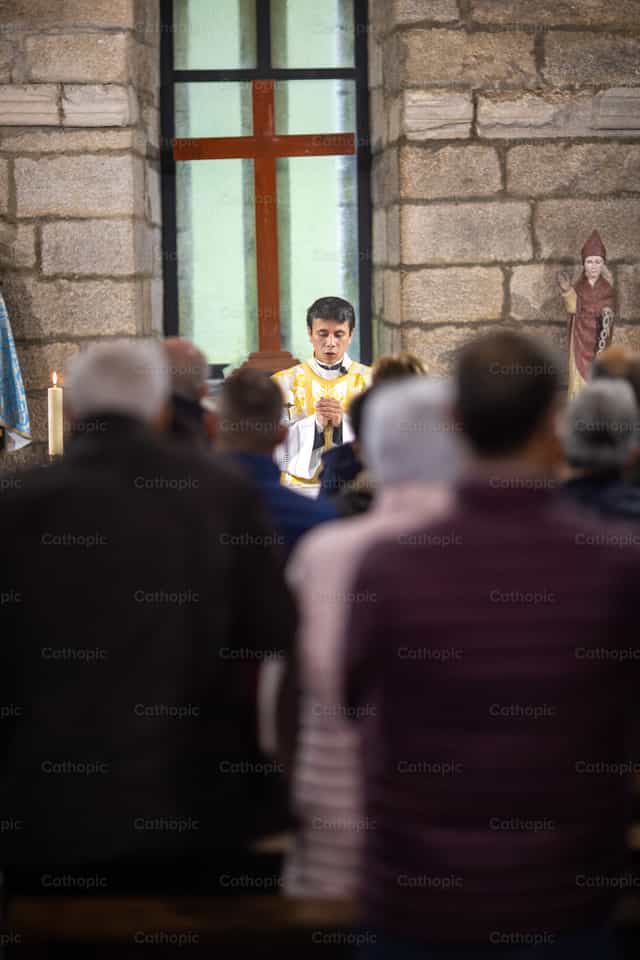 Sacerdote con ornamentos litúrgicos amarillos - Banco de imágenes católicas - Fotografía por Yandry Fernández Perdomo